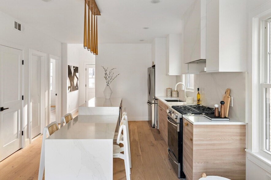 Building Photo - 65 Merriam St