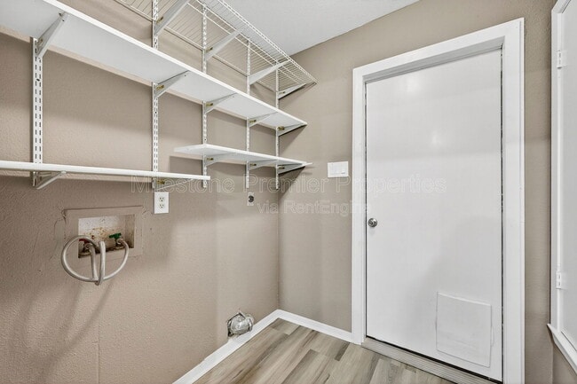 Building Photo - 112 S Wood Ave