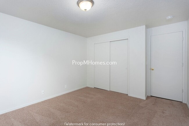 Building Photo - Quaint Ranch Style Home with Fenced Yard!