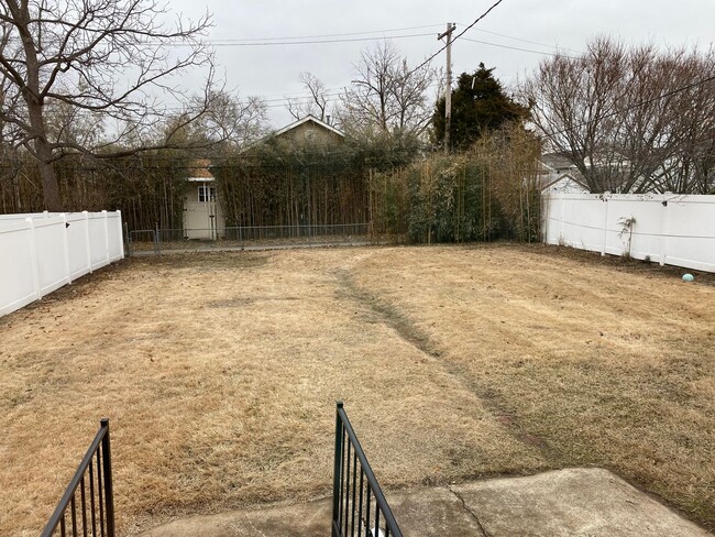 Building Photo - Large Home in Lindenwood Park