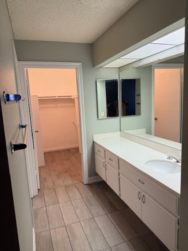 Building Photo - Ground Floor 2bed Condo w/ attached garage