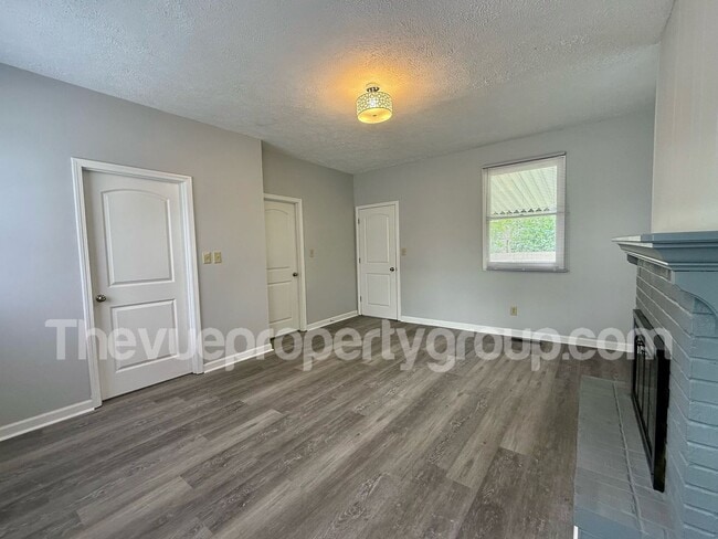 Building Photo - Remodeled 3 Bed, 2 Bath Home with Luxuriou...
