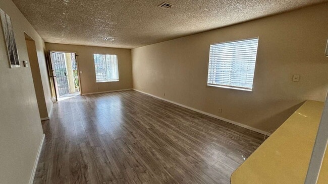 Building Photo - First Floor 2-bed, 2-bath, no carpet here!