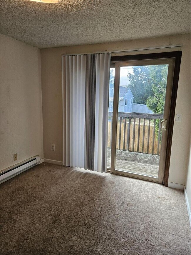 Building Photo - Remodeled 2/1.5 Townhome in a Quiet Fourplex