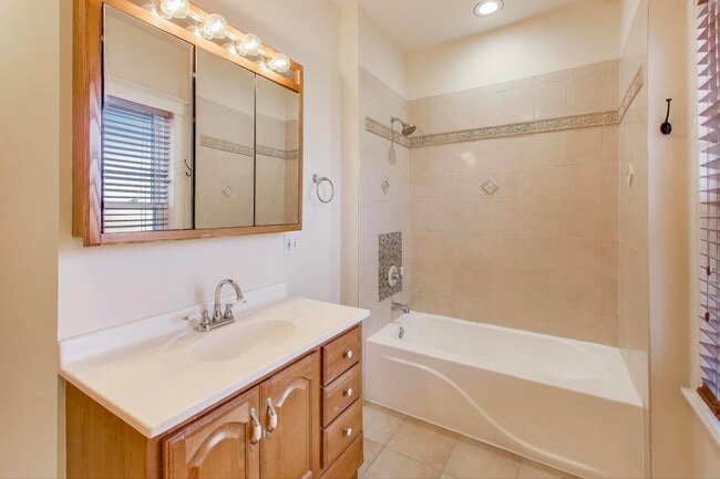 Building Photo - 916 Pleasant St