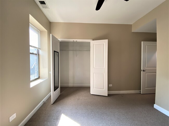 Building Photo - 920 W Cullom