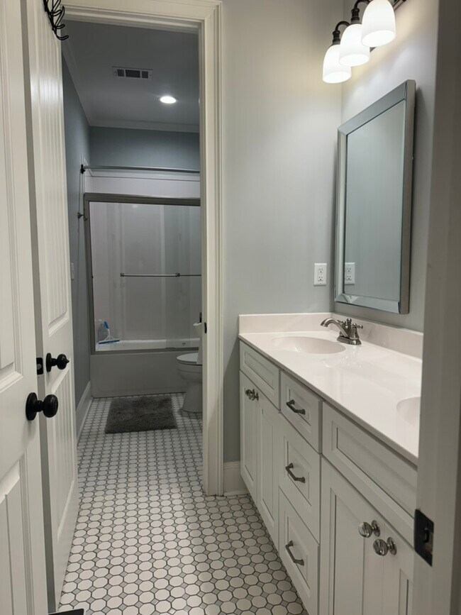 Building Photo - 3 Forest Lake Dr