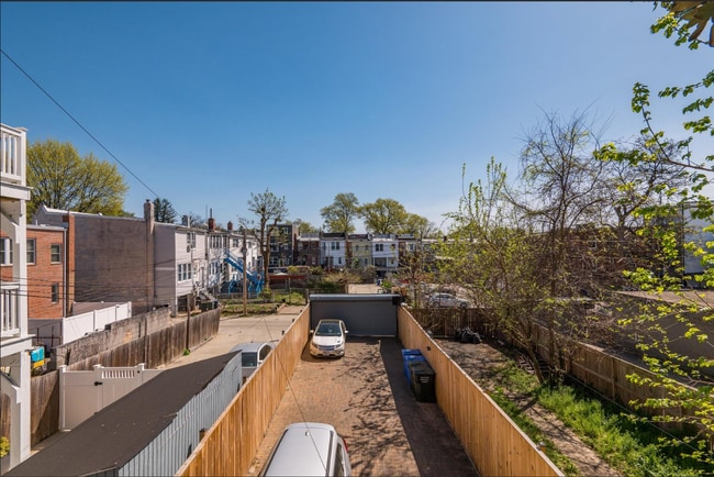 Building Photo - Beautiful 2 bed 2 bath plus den- Parking!!...