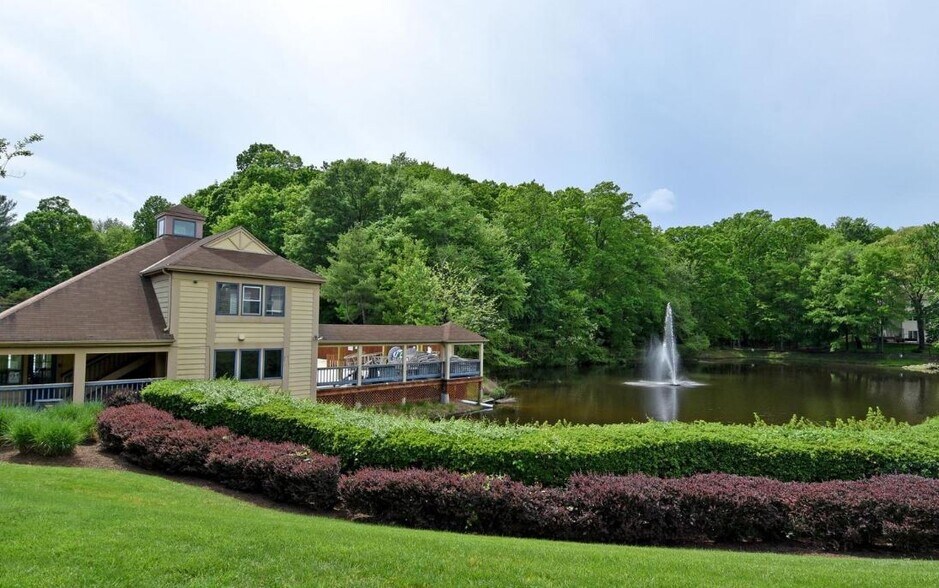 Pond, OBE - 12921 Freestone Ct