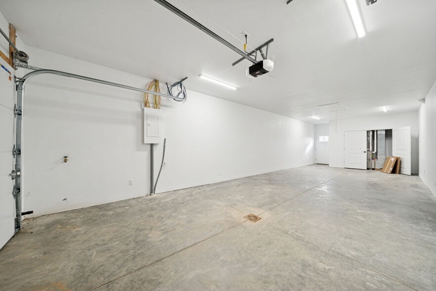 Building Photo - 2219 Lebanon Dr