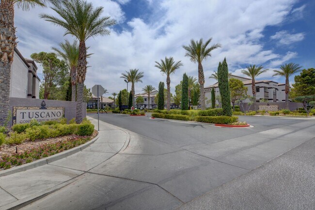 Building Photo - Charming 1 bedroom Condo with full size Ga...