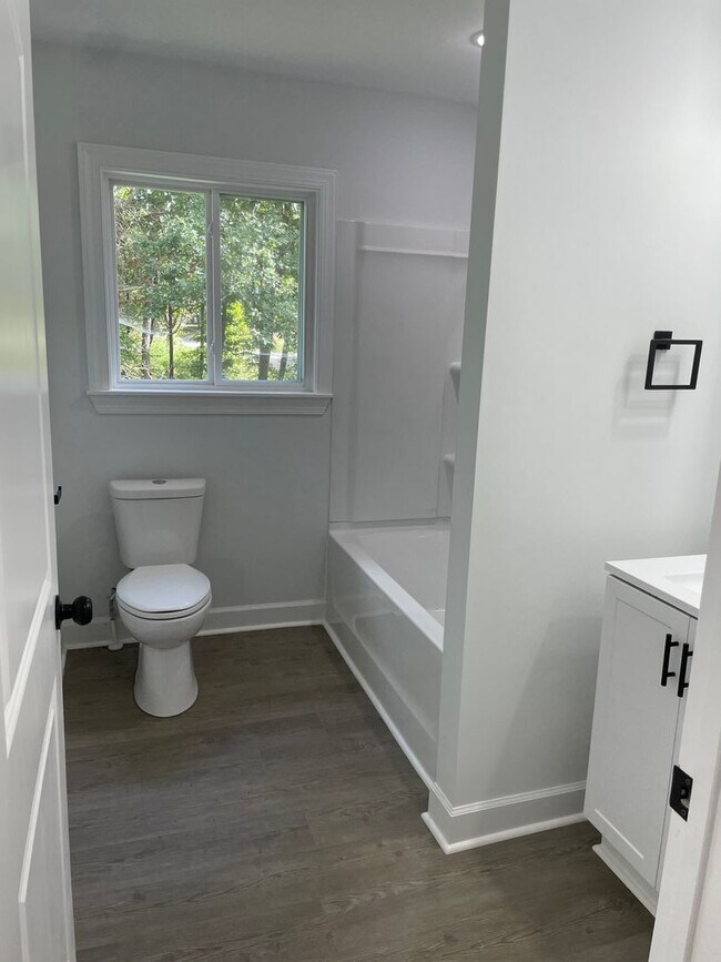 Building Photo - NEWLY REMODLED 3 BED, 2 BATH BRICK HOME LO...