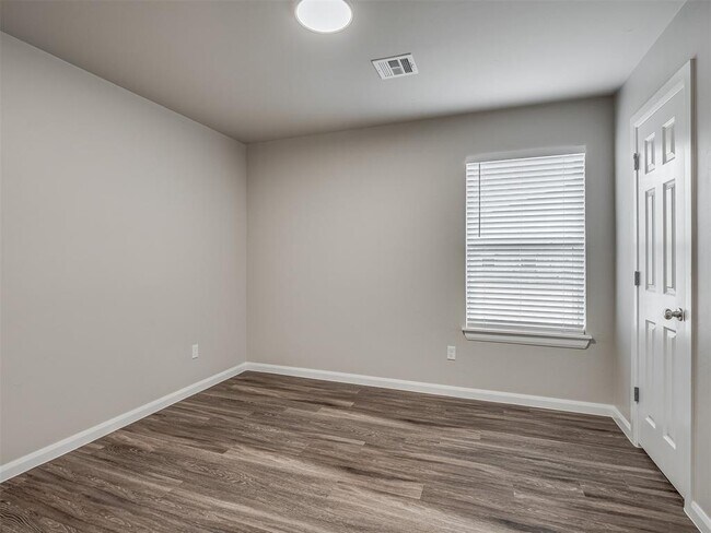 Building Photo - 206 Gray St