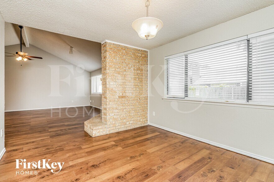 Building Photo - 2661 Claremont Dr