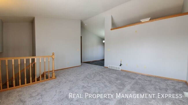 Building Photo - 3 Bed 3 Bath Home with 2 Stall Attached Ga...