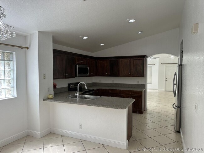 Building Photo - 2106 Little Torch St