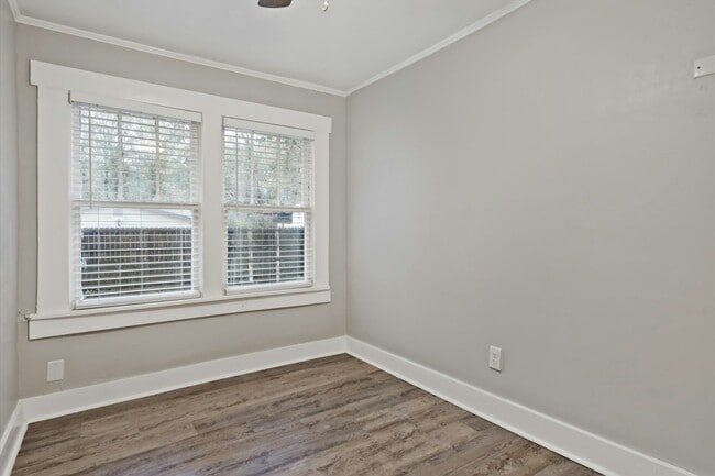 Building Photo - 1700 Northview Dr