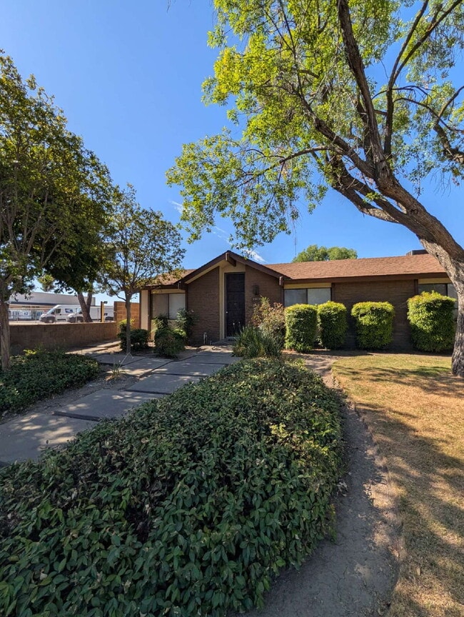 Building Photo - Charming 2-Bedroom Retreat in Visalia's Heart!
