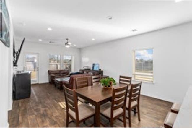 Building Photo - Peaceful & Convenient: Near 45, 99 & IAH!