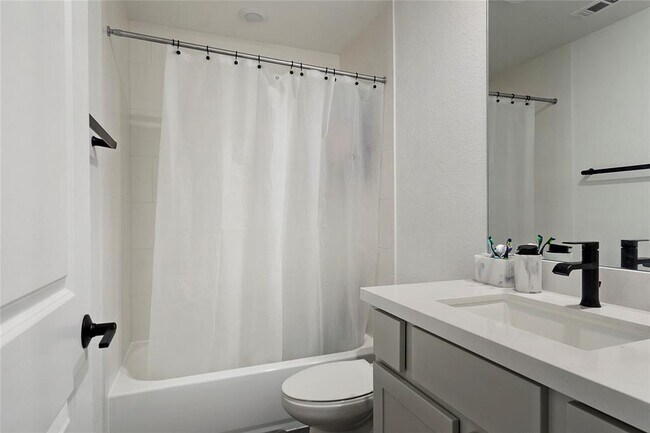 Building Photo - 682 Two Creeks Ln