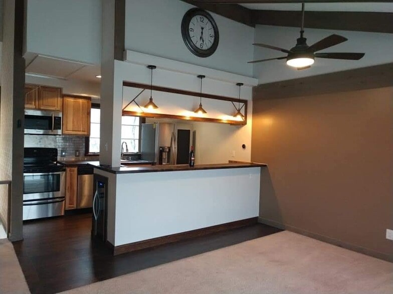Vaulted ceiling on the 2nd floor - 6212 Tennis Ct