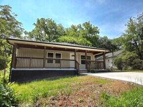 Building Photo - 219 Green Dr SW
