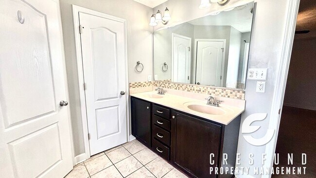 Building Photo - 4BR 2.5 Bath with Screened Porch and priva...