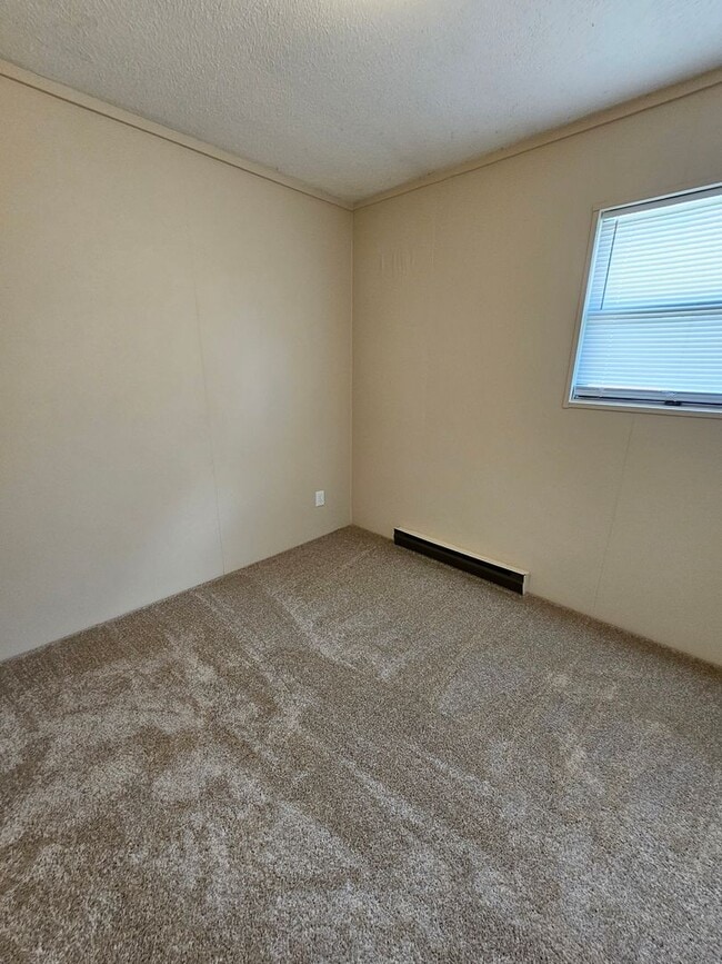 Building Photo - 3 BR near Johnson St School!