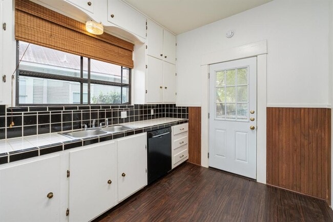 Building Photo - 304 W 35th St