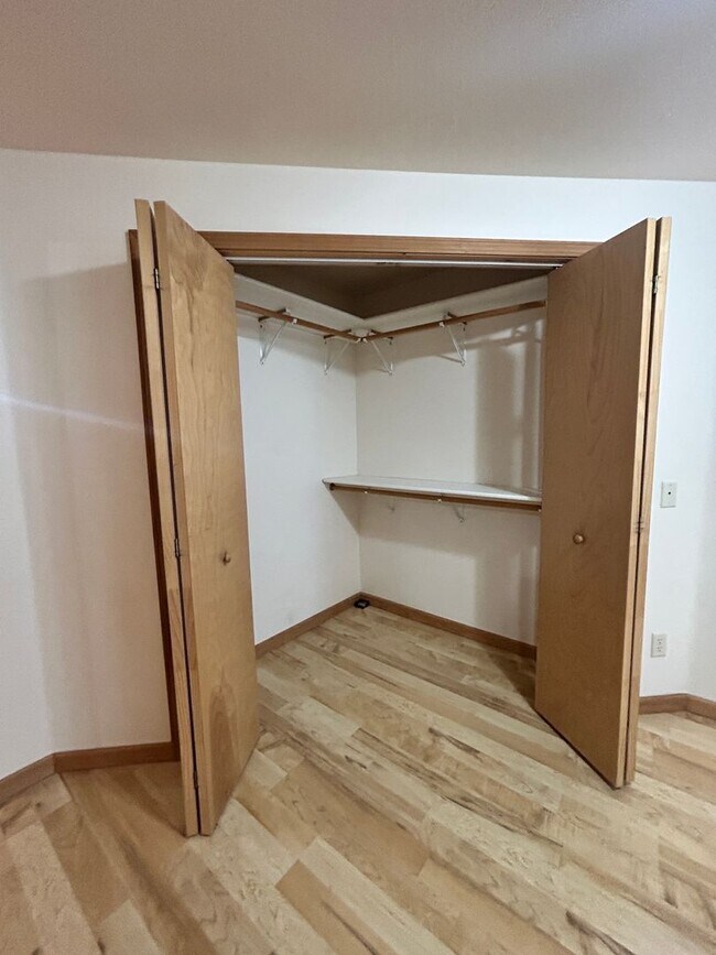 Building Photo - 1 bed 1 bath Duplex in South Hamilton with Large Shop