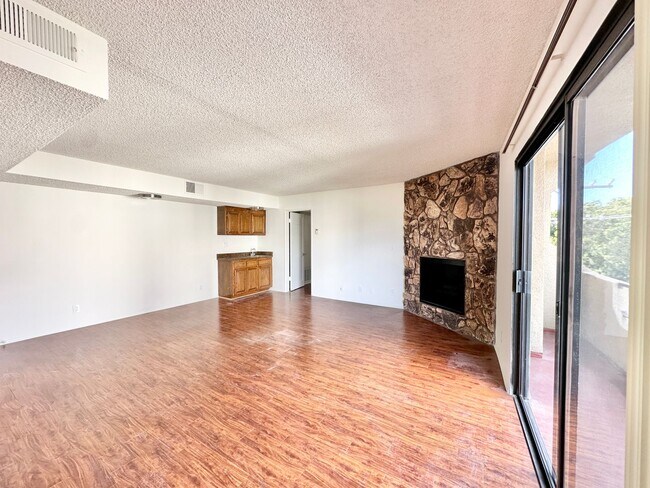 Building Photo - Spacious 2 Bed 2 Bath Apartment w/ In Unit Washer Dryer & Central A/C