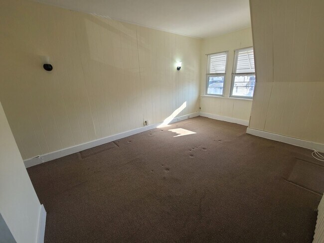 Building Photo - 443 Main St