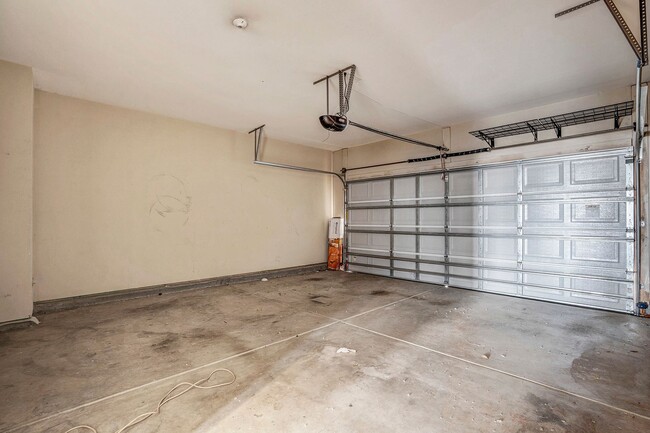 Building Photo - AVAILABLE NOW!! 3 Bedroom 2.5 Bathroom Tow...