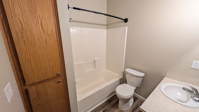 Building Photo - Wonderful townhouse in Forest Grove