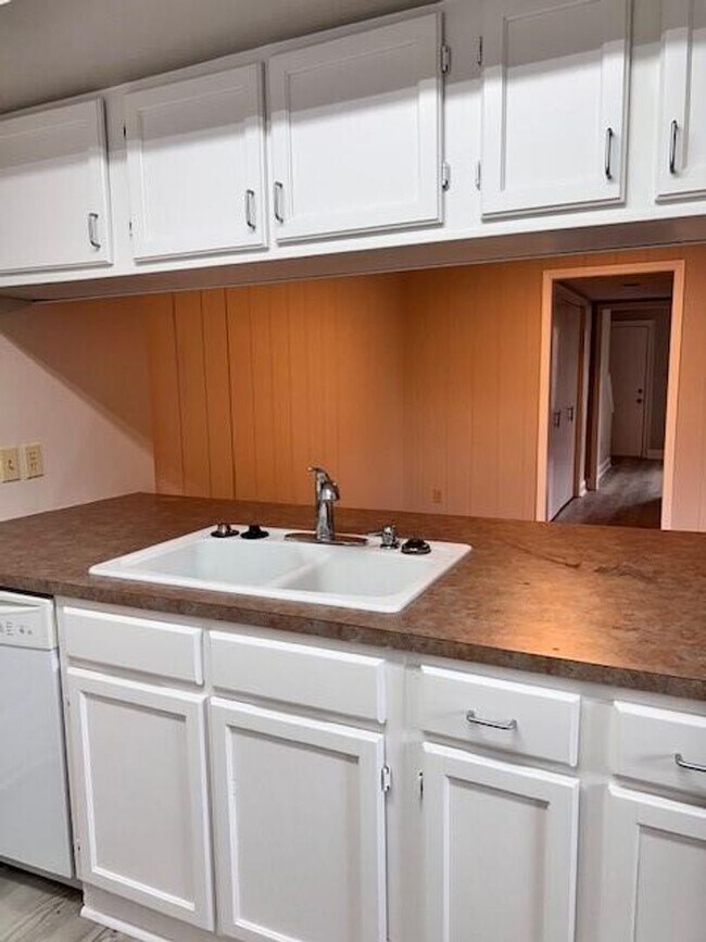 Building Photo - Move-in Ready 3 bed/ 2.5 bath home