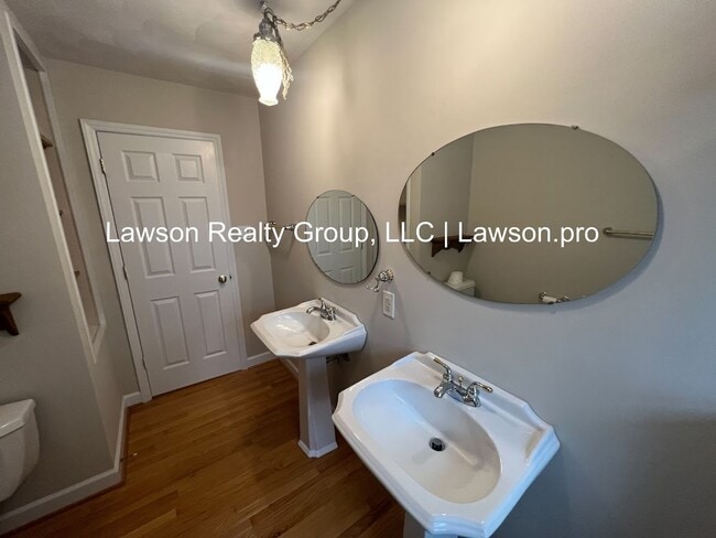 Building Photo - Beautiful Cave Spring Split Level with Bac...