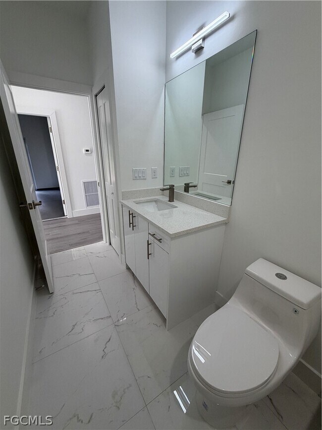 Building Photo - 721 Ivan Ave S