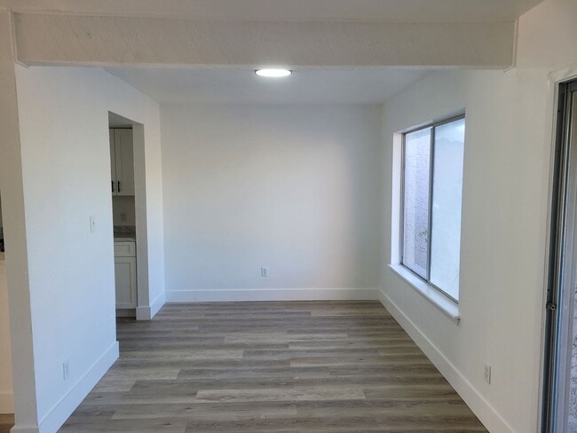 Building Photo - FOR RENT!!! CUTE AND COZY 1 BEDROOM 1 BATHROOM CONDO.- ON THE WATER...