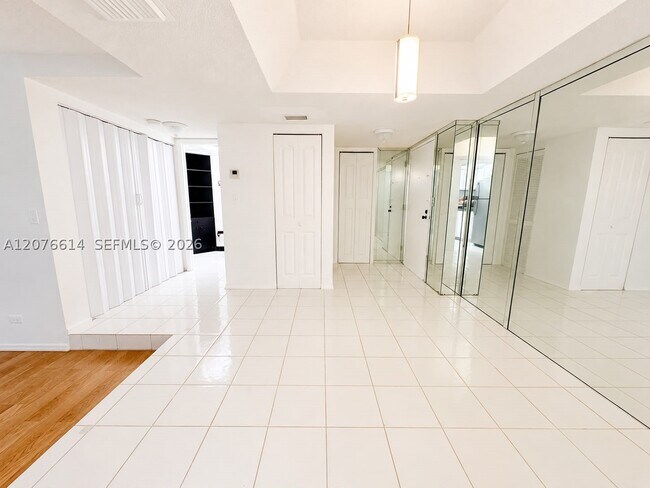 Building Photo - 3660 Inverrary Dr