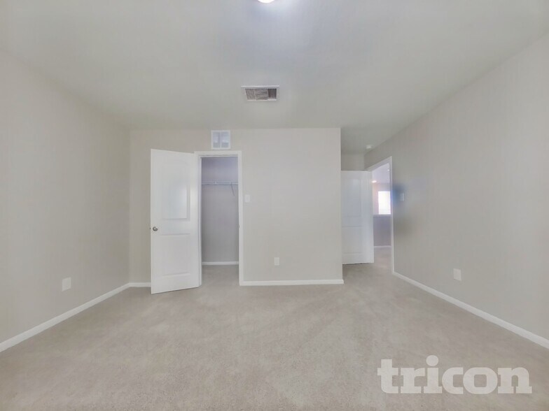 Building Photo - 916 American Monarch Dr