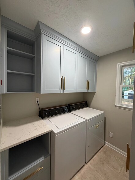 Building Photo - 1170 Lois Ln