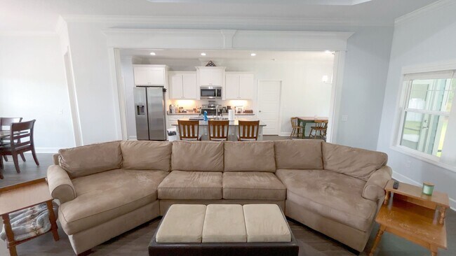 Building Photo - 4/2 fairly new & updated home!