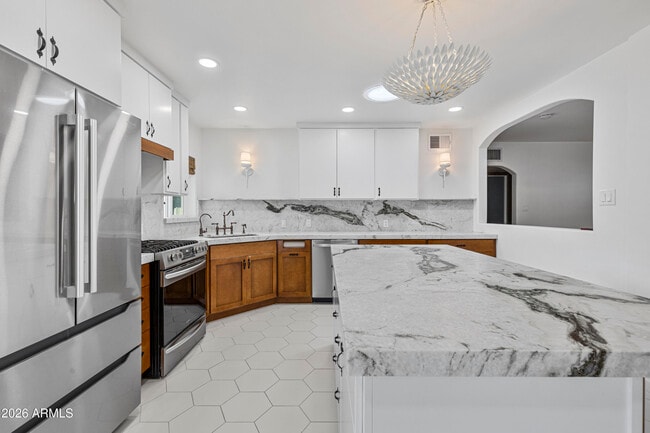 Building Photo - 4213 E Lewis Ave