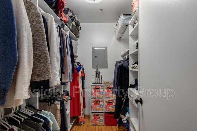 Building Photo - 200 River Pl Dr