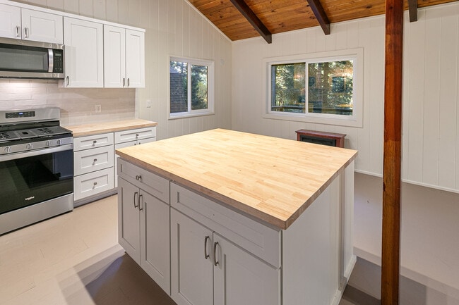 Building Photo - 753 Oakmont Ln