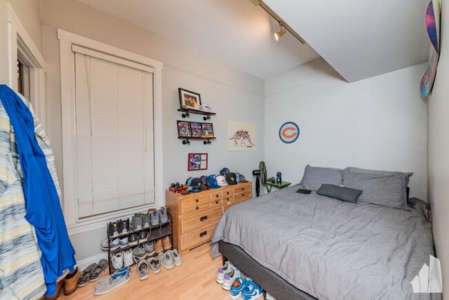 Building Photo - 4 bedroom in Chicago IL 60613