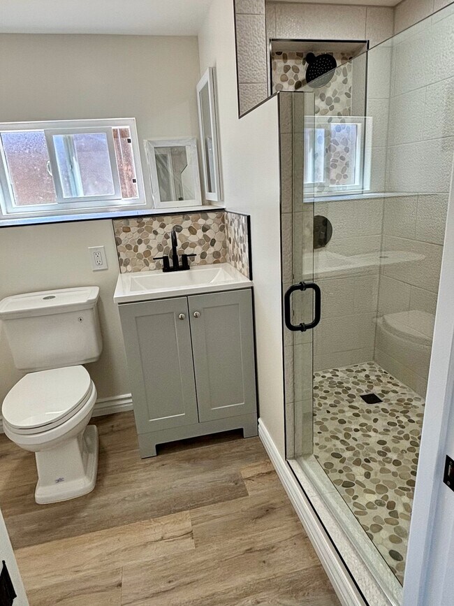 Bedroom 3 on suite Bath - 1248 S Rimpau Blvd