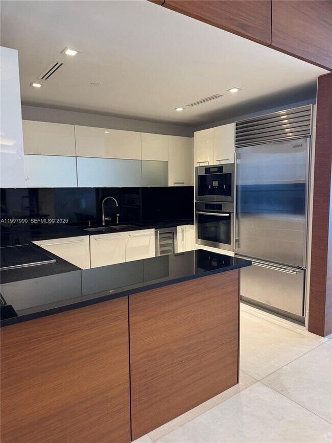 Building Photo - 17121 Collins Ave