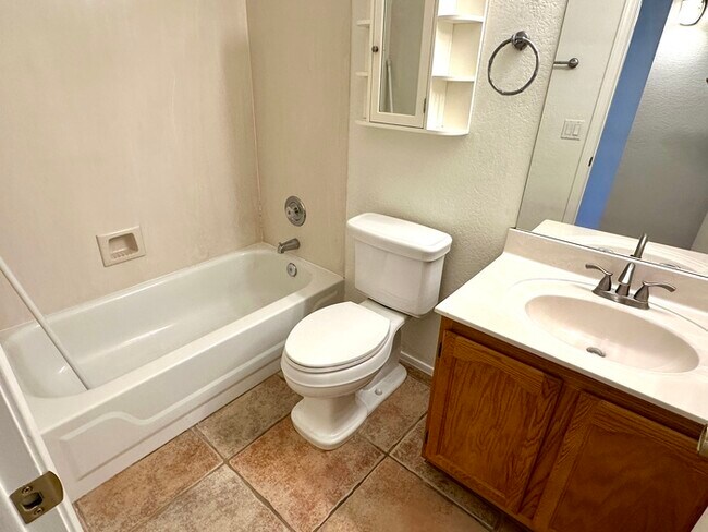 Building Photo - 2914 E Woodland Dr