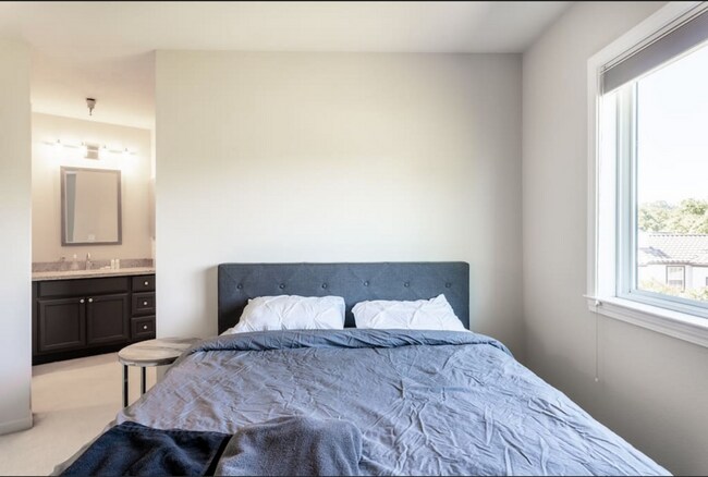 Building Photo - EPIC REA -End-unit AND TOP TWO floors (pen...